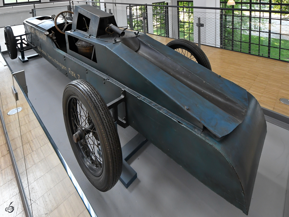 Der Valier-Heylandt Rückstoßversuchswagen Rak7 aus dem Jahr 1930 hatte einen der ersten Flüssigkeits-Raketenmotore und wurde mit Alkohol und flüssigem Sauerstoff betrieben. (Verkehrszentrum des Deutschen Museums München, August 2020)