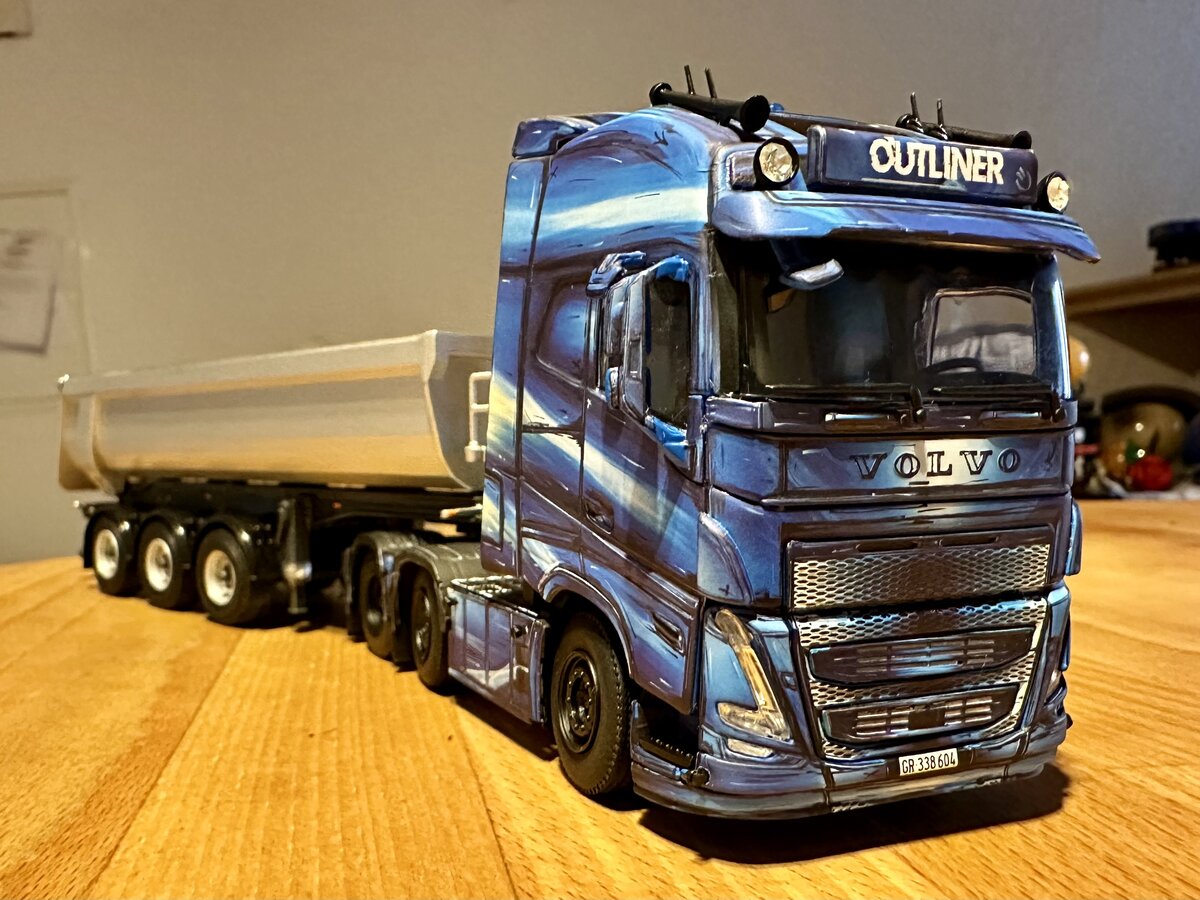 Der Volvo Outliner mit einem Kipperauflieger von WSI Model, am 25.5.26.