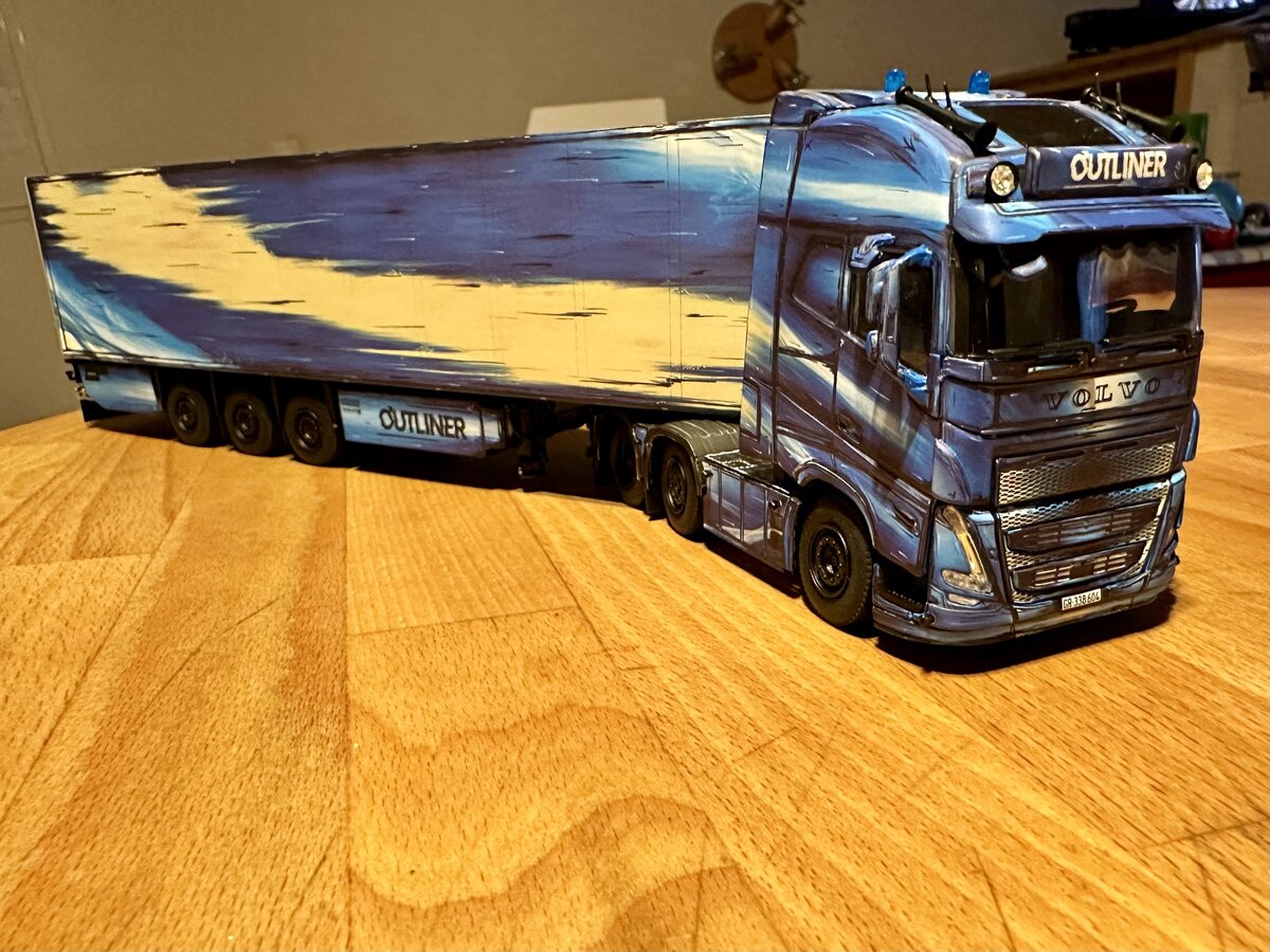 Der Volvo Outliner Sattelzug von WSI Models, am 25.5.26.