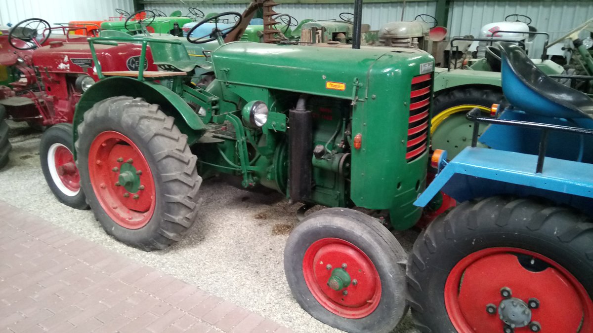 Deuliewag D24 von 1949. Angetrieben wird der Schlepper, der seit 1960 nicht mehr existierenden Marke, von einem Einbaumotor der MWM. Dieser leistet mit seinem wassergekühlten 2-Zylinderdieselmotor 24 PS aus 2356 cm³ Hubraum. Traktorenmuseum Pauenhof in Sonsbeck am 14.11.2017.