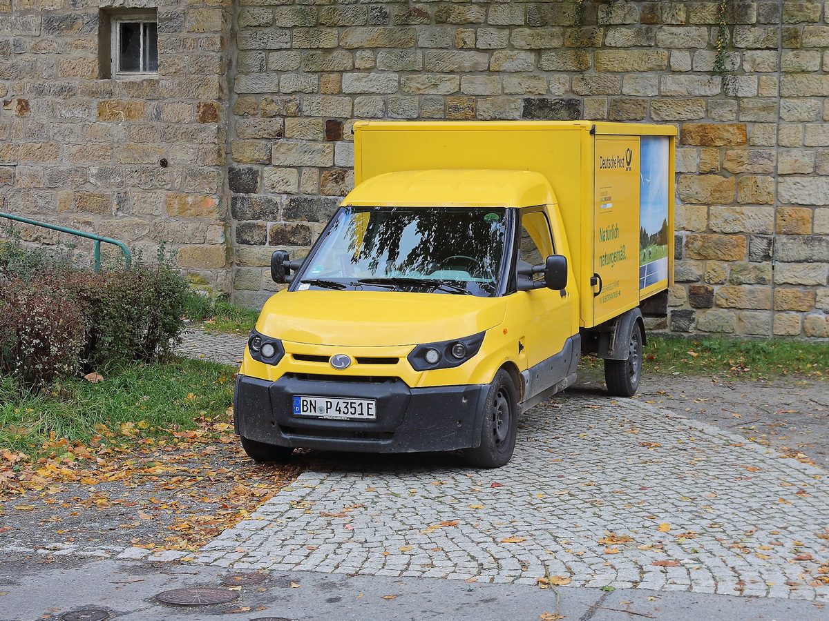 Deutsche Post Elektroauto am 23. Oktober 2021 in Bad Schandau am Kurpark.