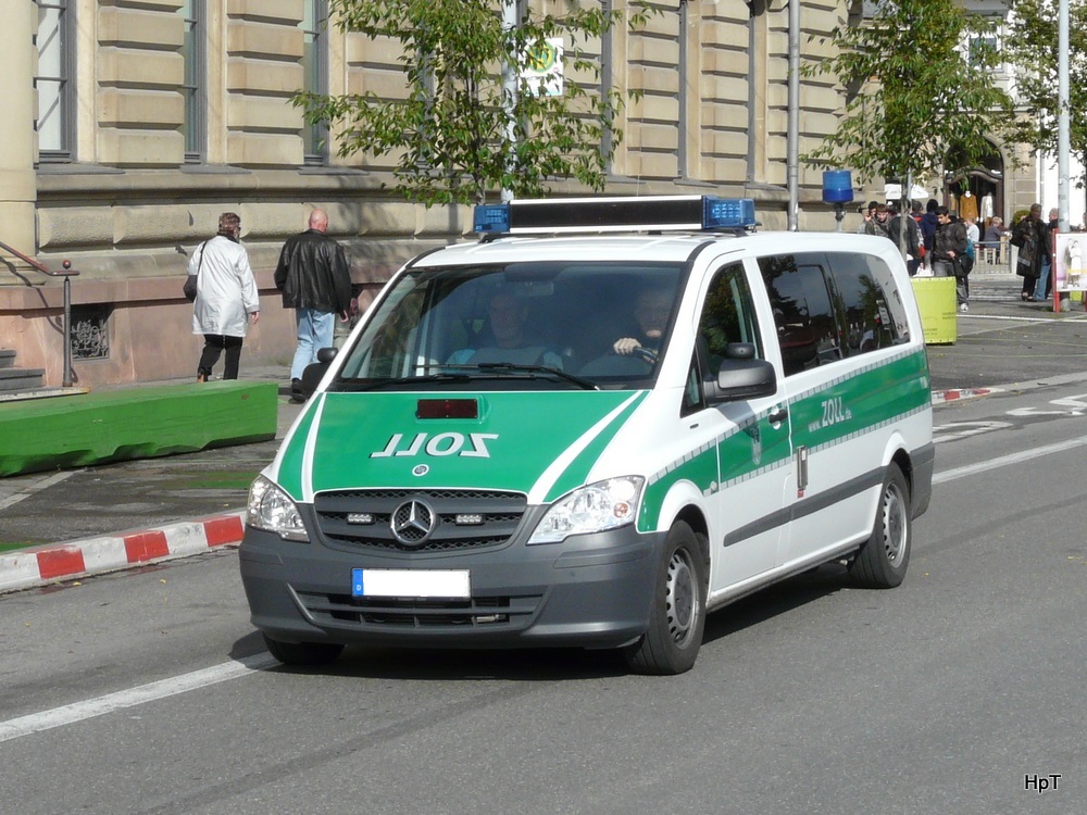 Deutscher Zoll mit Mercedes unterwegs in Konstanz am 15.10.2013