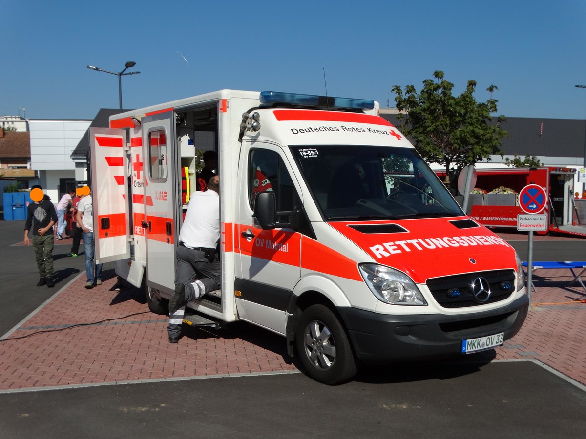 Deutsches Rotes Kreuz Ortsverband Maintal Mercedes Benz Sprinter RTW (RK Main Kinzig 19-85-1) am 25.09.16 beim Tag der Offenen Tür in Bischofsheim