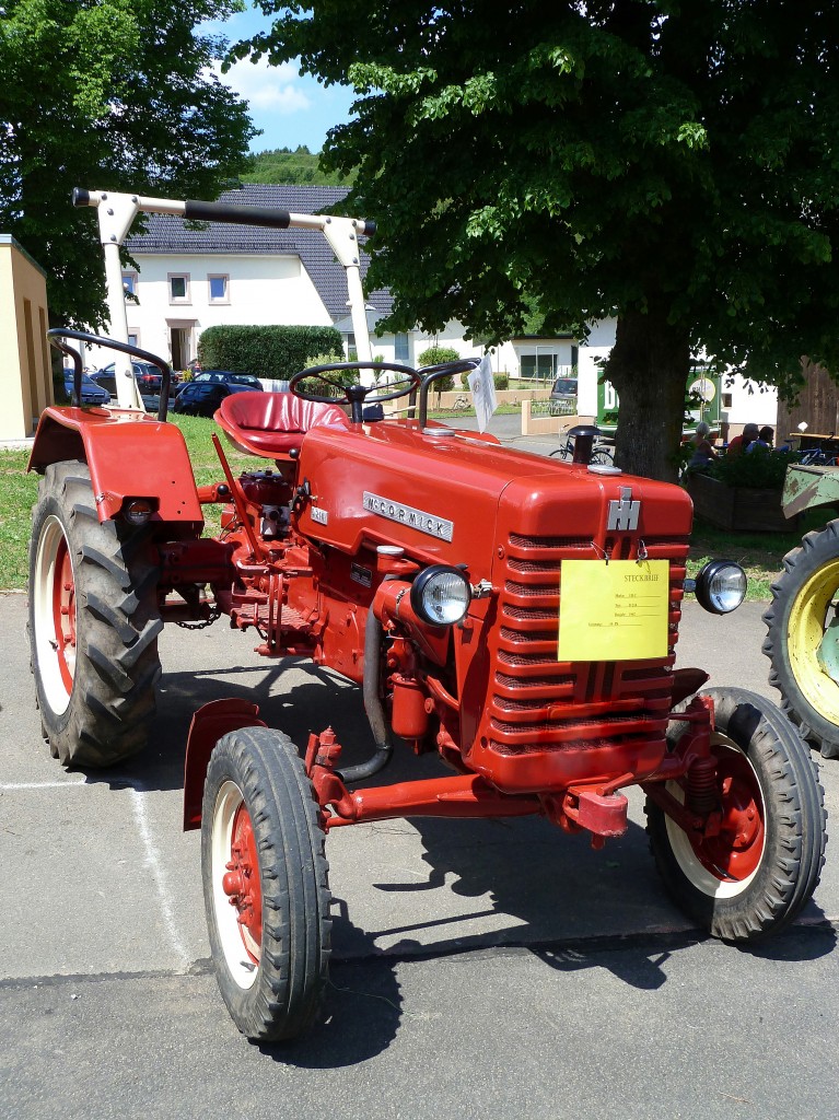 Deutschland, Eifel, Lasel, Oldtimer Traktoren Ausstellung whrend des autofreien Sonntags am 28. Mai 2012 im Enztal. Traktor: IHC Mc Cormick D214, 1962, 14PS
