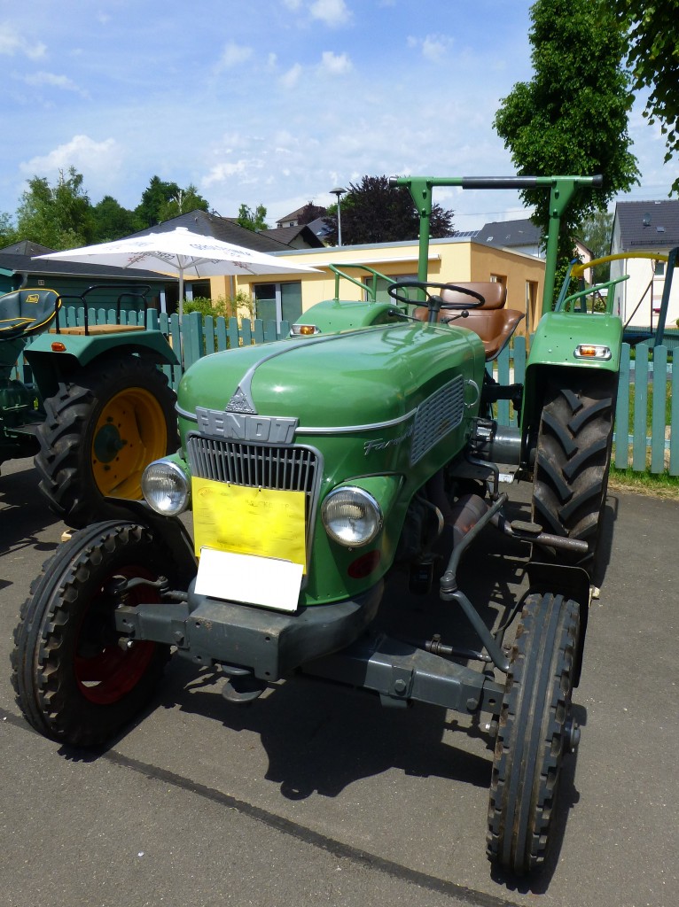 Deutschland, Eifel, Lasel, Oldtimer Traktoren Ausstellung während des autofreien Sonntags am 9. Juni 2014 - Traktor: Fendt Farmer 2D.