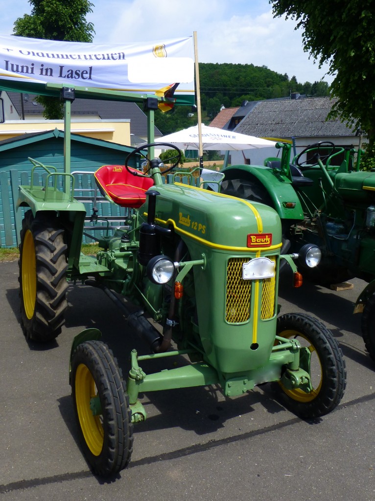 Deutschland, Eifel, Lasel, Oldtimer Traktoren Ausstellung während des autofreien Sonntags am 9. Juni 2014 - Traktor: Bautz 12PS.