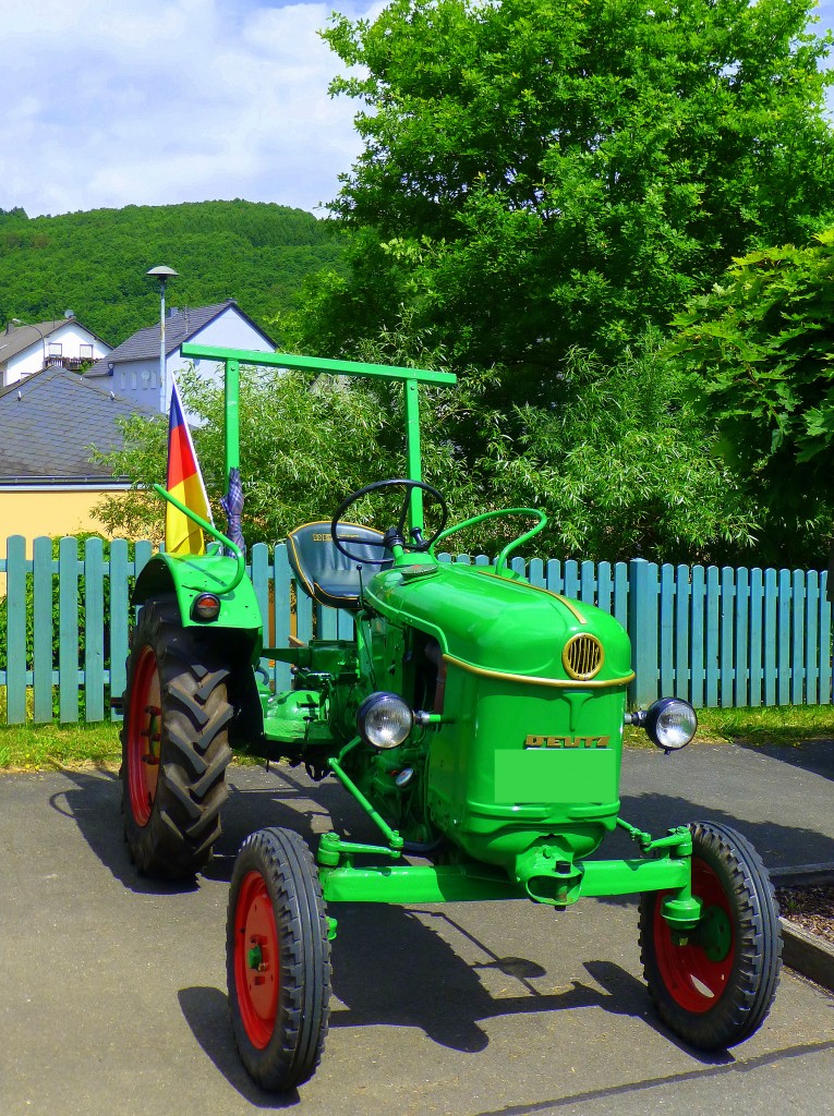 Deutschland, Eifel, Lasel, Oldtimer Traktoren Ausstellung während des autofreien Sonntags am 9. Juni 2014 - Traktor: Deutz D15. 