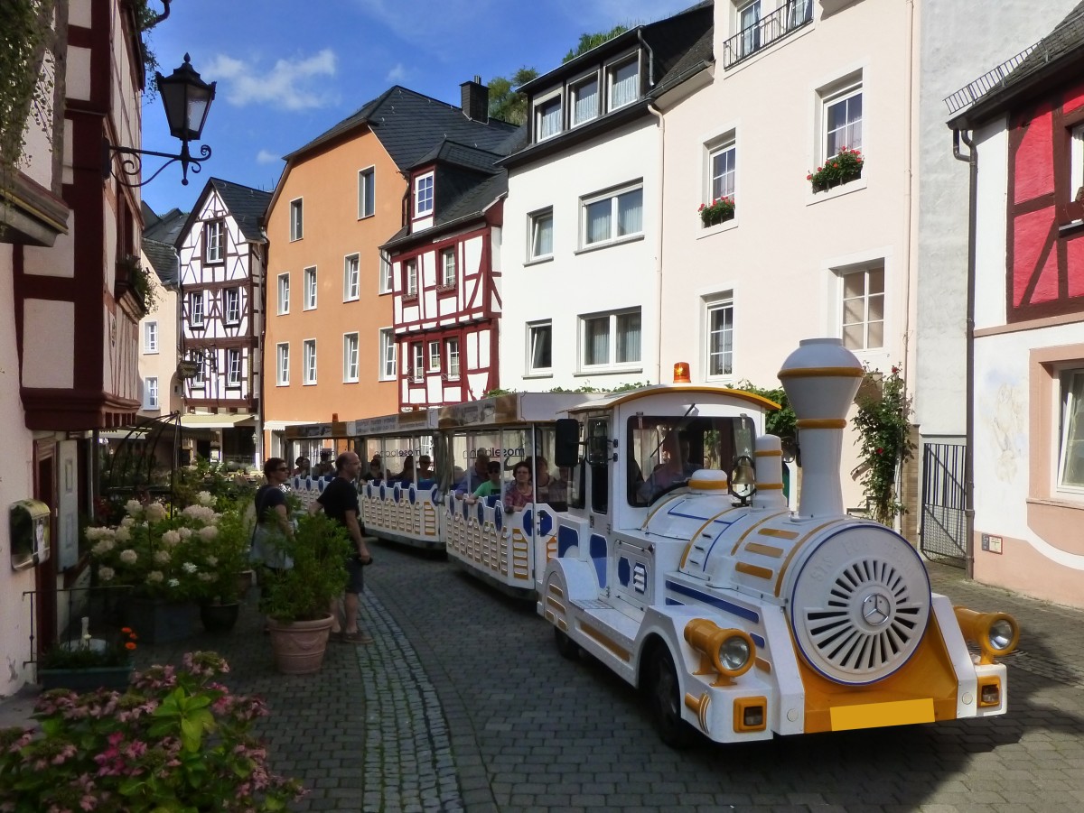 Deutschland, Rheinland-Pfalz, Bernkastel, Straßeneisenbahn in der Burgstraße, 09.08.2014