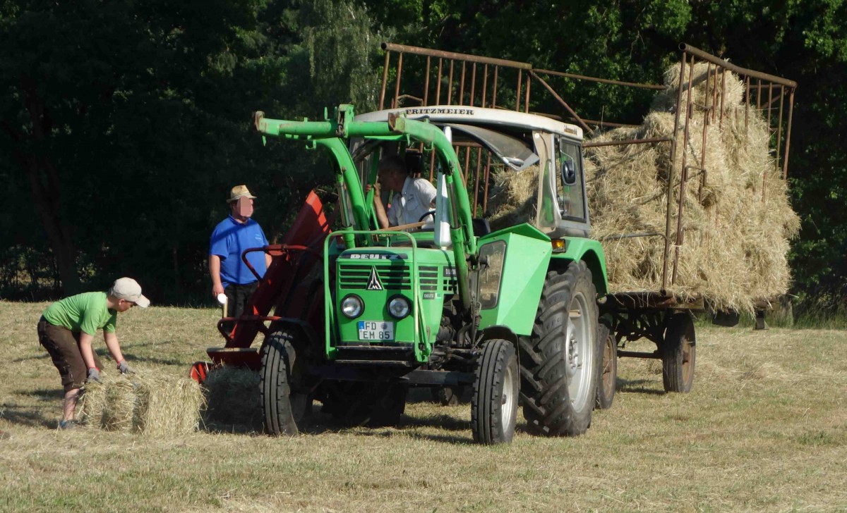 Deutz 5206 bei der Heuernte in 36100 Petersberg-Marbach im Juli 2015