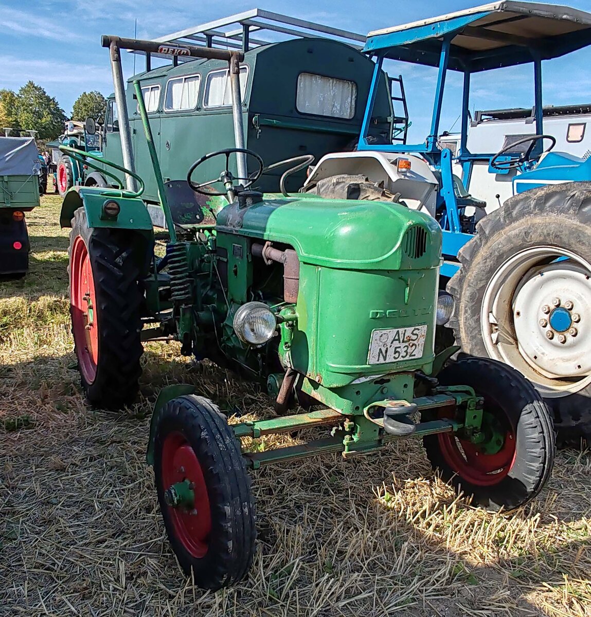 =Deutz D 25, gesehen bei der Oldtimerausstellung der OLDTIMERFREUNDE OHMTAL in Dannenrod, 09-2025