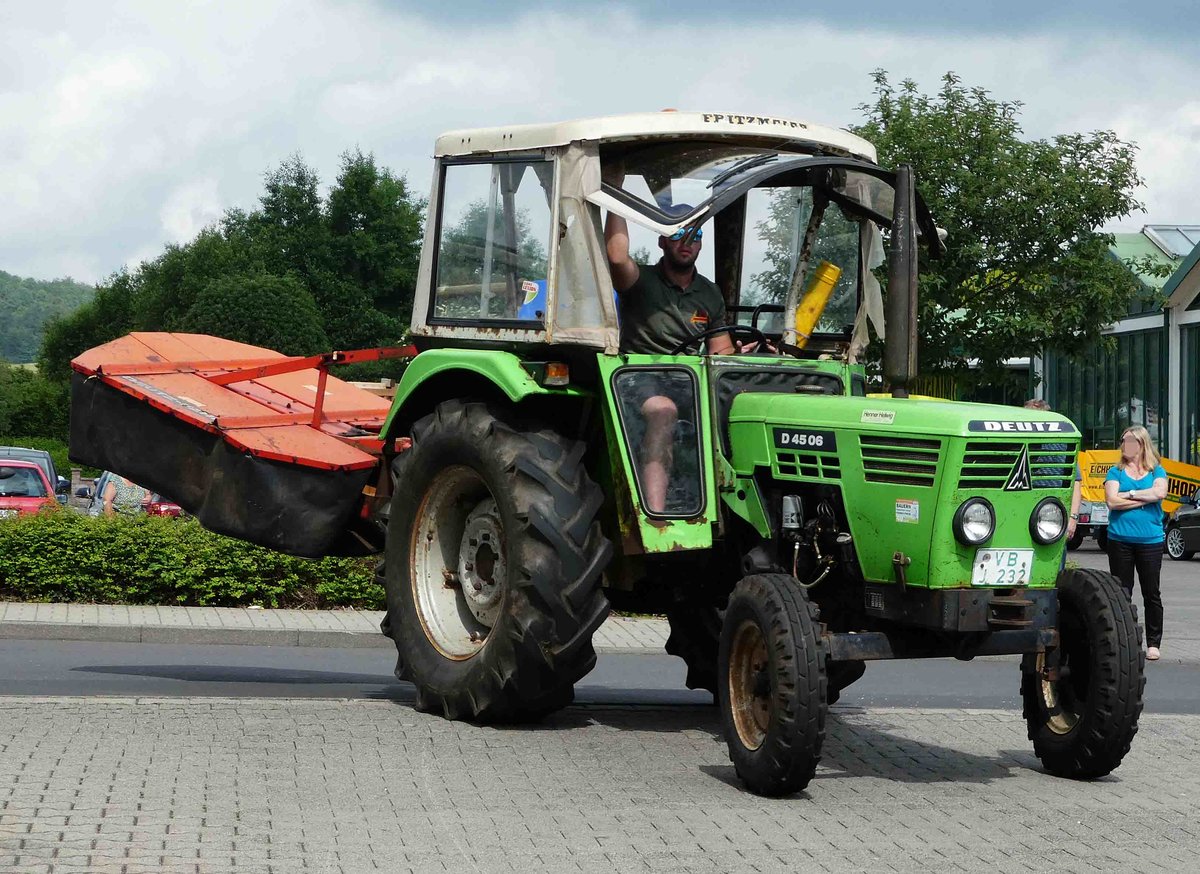 =Deutz D 4506 besucht die Traktorenausstellung  Ahle Bulldogge us Angeschbach oh Lannehuse  in Angersbach im Juni 2018