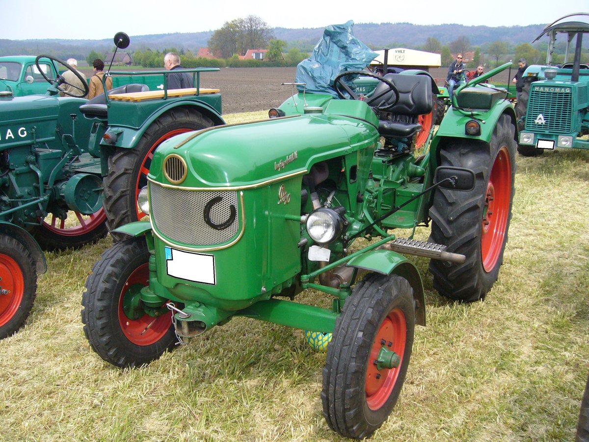 Deutz D40. 1957 - 1959. Der luftgekühlte 3-Zylinderdieselmotor hat einen Hubraum von 
2550 cm³ und leistet 35 PS. Treckertreffen Wechte am 01.05.2017.