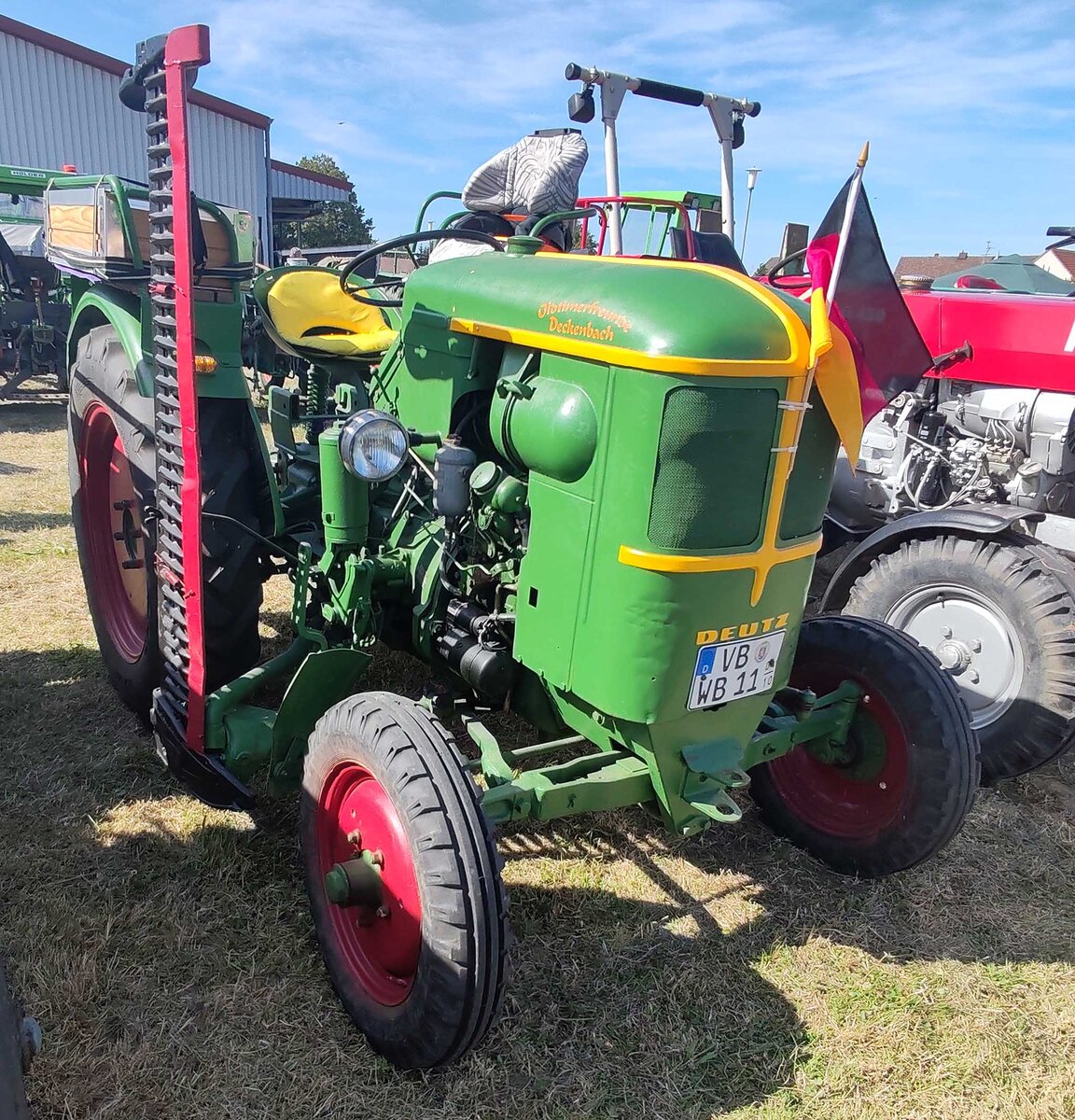 =Deutz F 1 steht bei der Oldtimerveranstaltung der OLDTIMERFREUNDE OHMTAL in Dannenrod, 09-2025