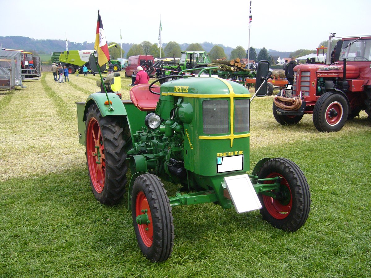 Deutz F1L514/51. 1951 - 1957. Dieses Traktormodell verkaufte sich rund 29000 mal. Der lufgekühlte 1-Zylinderdieselmotor hat einen Hubraum von 1330 cm³ und leistet 15 PS. Treckertreffen Wechte am 01.05.2017.