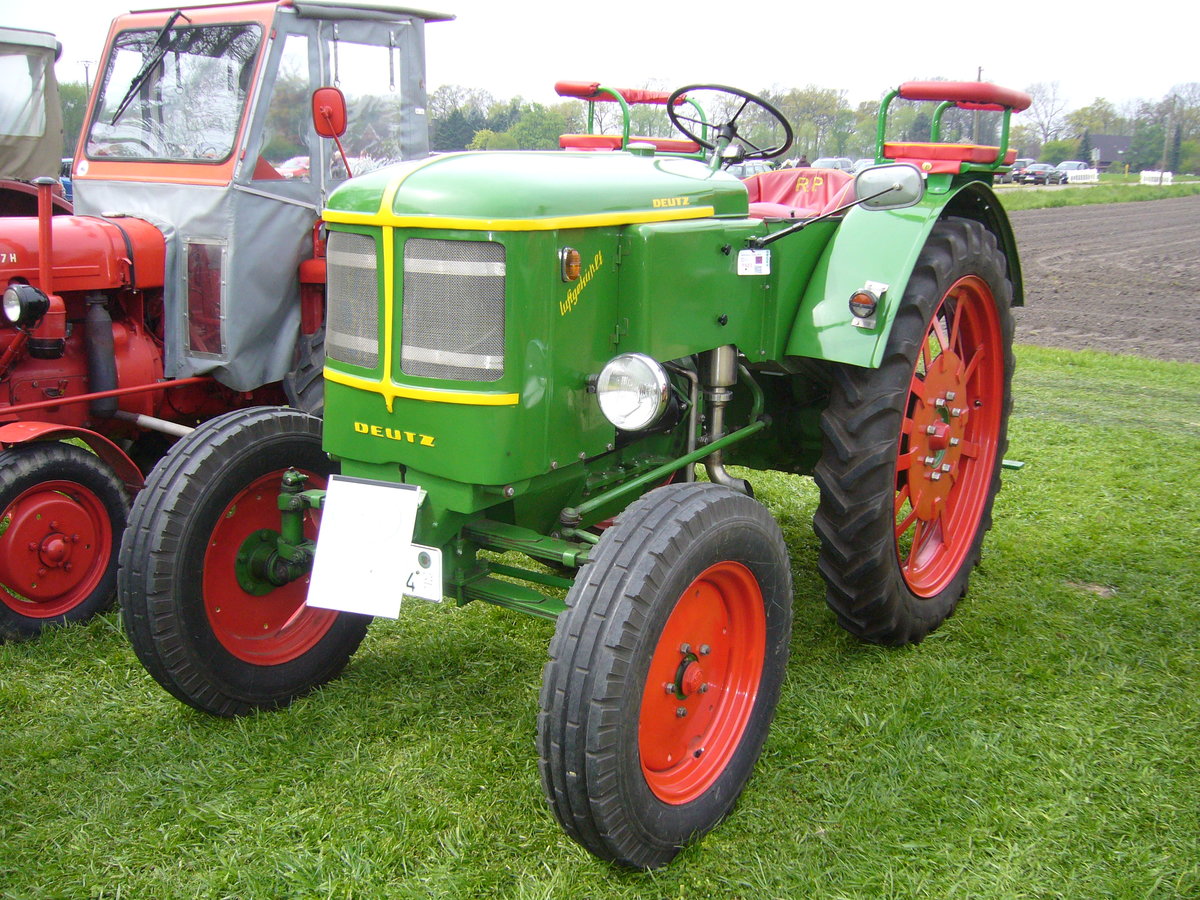 Deutz F2L514/50. 1950 - 1953. Der abgelichtete Traktor wurde 1952 produziert. Sein luftgekühlter 2-Zylinderdieselmotor hat einen Hubraum von 2660 cm³ und leistet 28 PS. Treckertreffen Wechte am 01.05.2017.