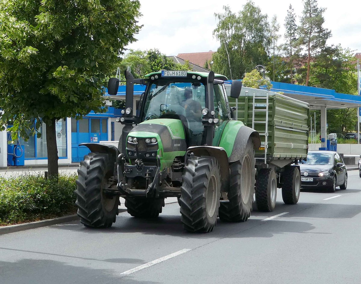 Deutz-Fahr unterwegs zur Getreideablieferung in Hünfeld im Juli 2018