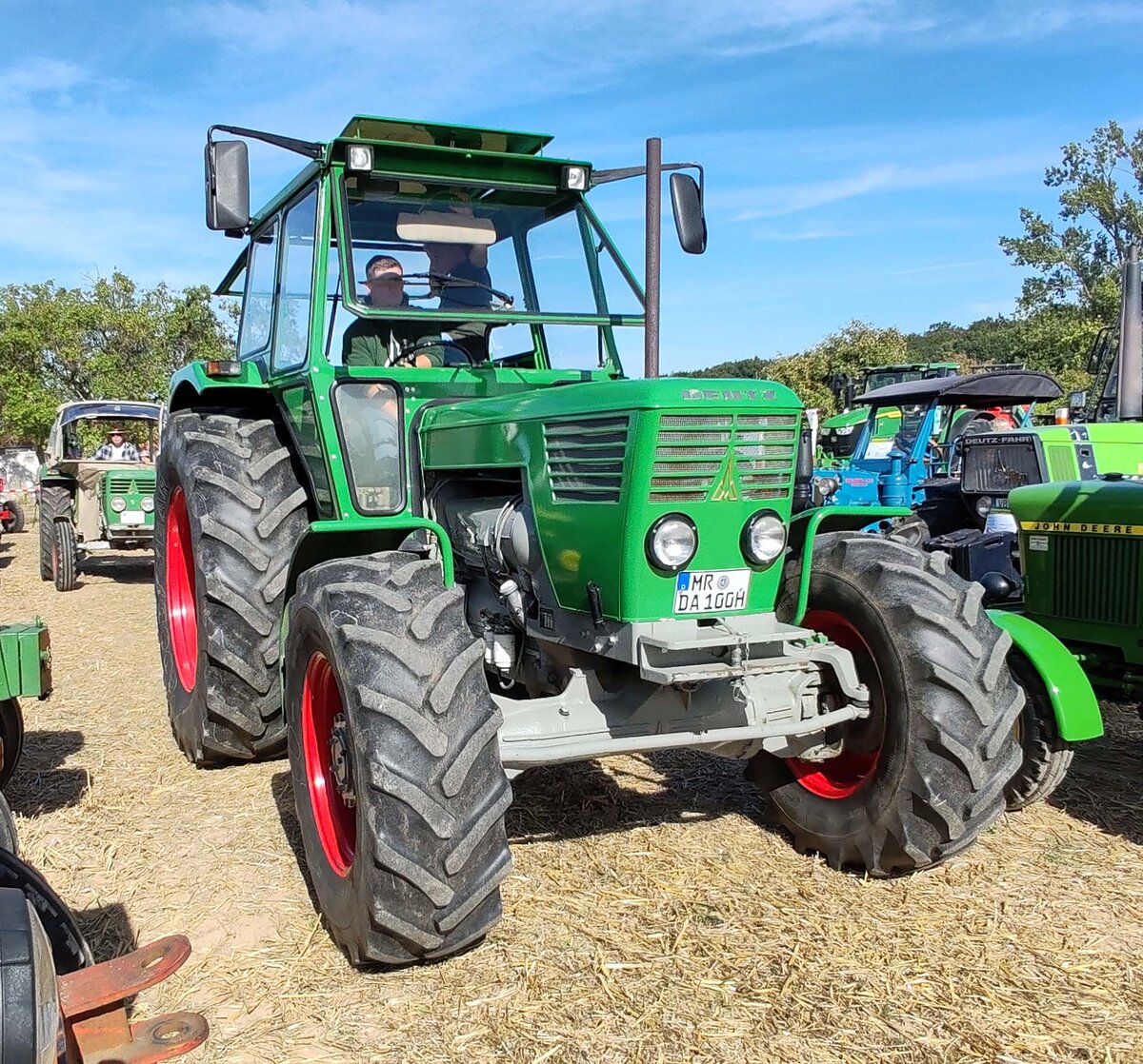 =Deutz rollt zu seinem Standplatz bei der Oldtimerausstellung der OLDTIMERFREUNDE OHMTAL in Dannenrod, 09-2025