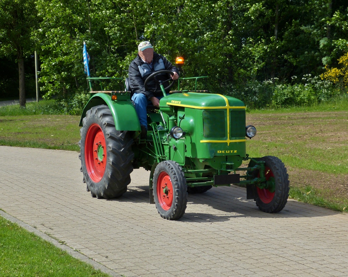Deutz Traktor erreicht nach der Rundfahrt in der Nähe von Wintger beim Oltimertreffen den Verantaltungsort. 29.05.2022   