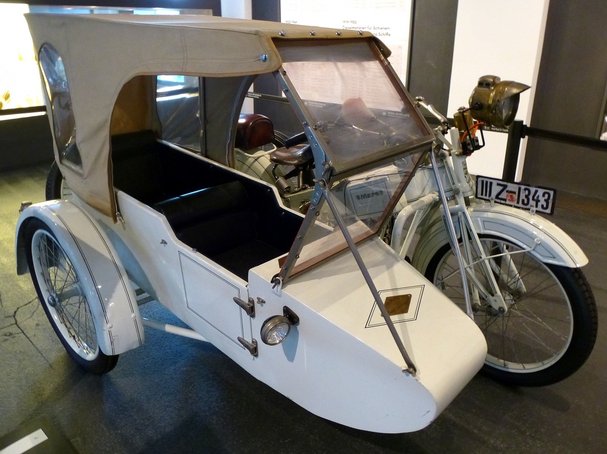 die A20  Weie Mars  mit Beiwagen, ein legendres Oldtimer-Motorrad der Mars-Werke AG in Nrnberg, gebaut von 1920-32, Museum fr Historische Maybach-Fahrzeuge Neumarkt/Oberpfalz, Aug.2014