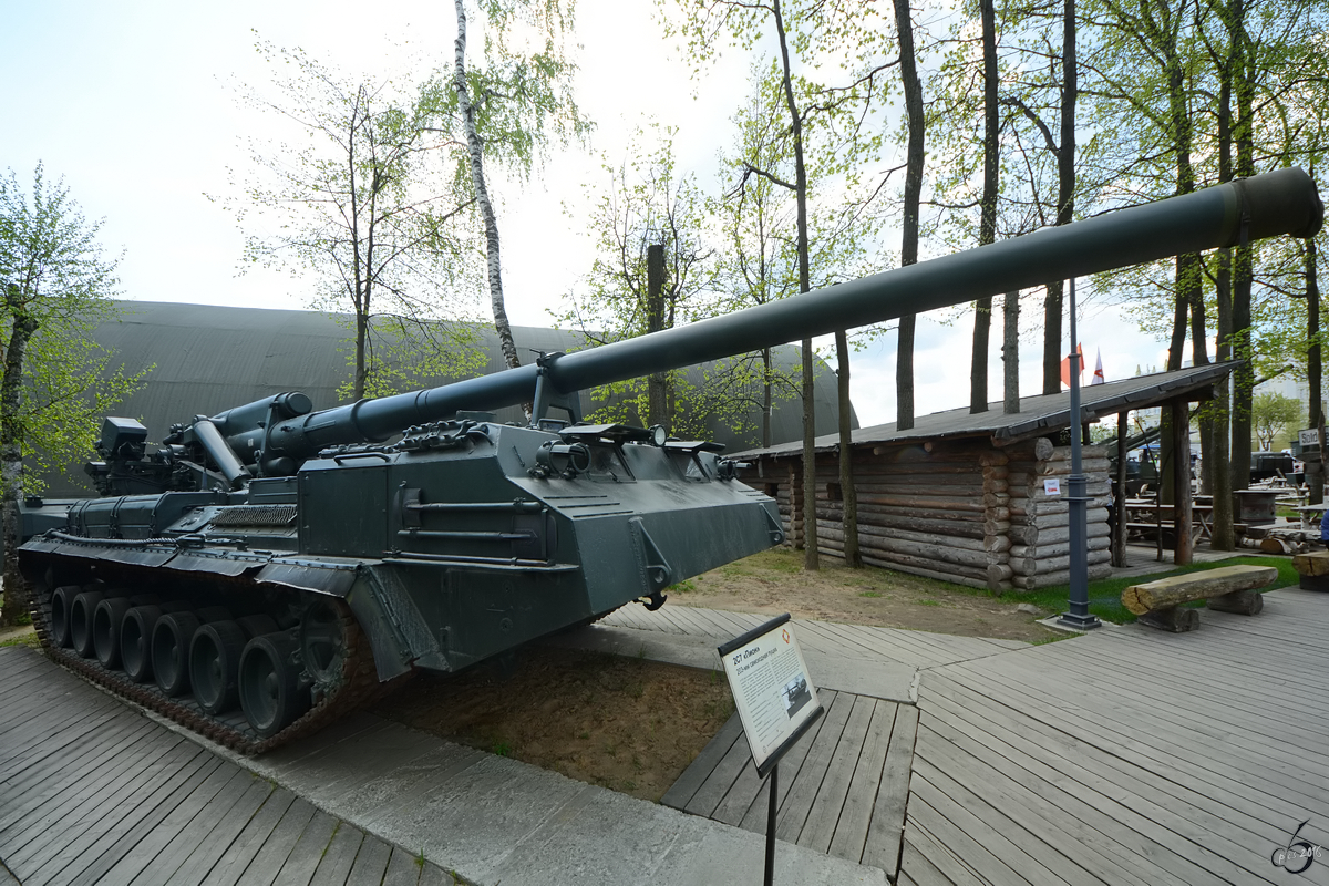 Die Anfang der 1970er-Jahre entwickelte schwere Kanone auf Selbstfahrlafette 2S7 Pion  (Pfingstrose, M-1975) im Technikmuseum Vadim Zadorozhny (Moskau, Mai 2016)