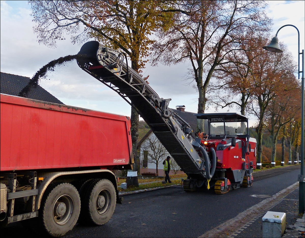 Die Asphaltfräse Wirtgen W150 CFi fräst den Belag von Straße und befördert diesen direkt auf einen vor ihm herfahrenden LKW. (11.2018)