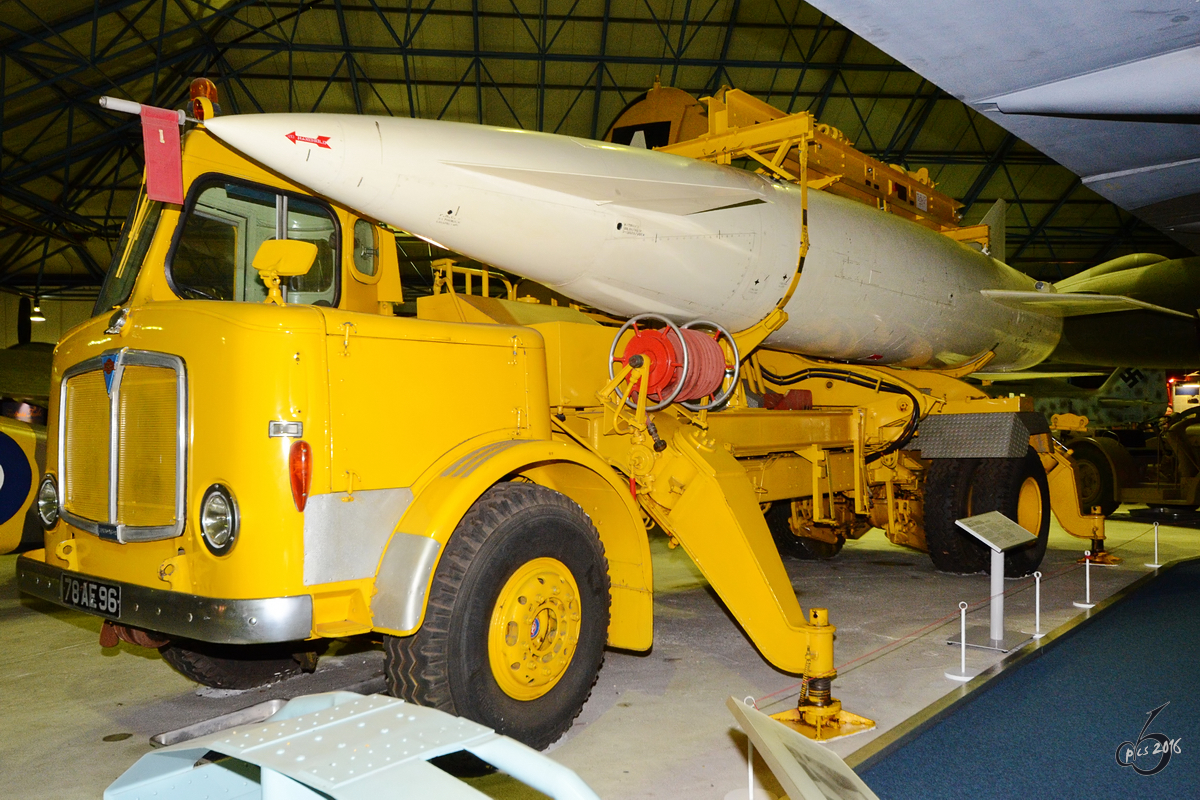 Die Britische Luft-Boden-Rakete Blue Steel auf einem Transportfahrzeug vom Typ AEC Mandator (Hendon, September 2013)