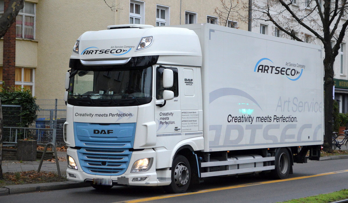 Die Fa. ARTSECO GmbH Berlin mit einem DAF 450 LKW mit voluminösem Kastenaufbau für Kunsttransporte am 30.11.20 Berlin Karlshorst.  
