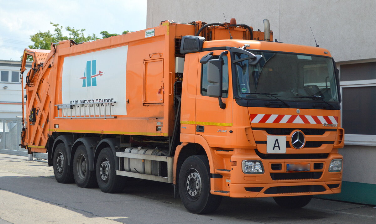 Die Fa.  Karl Mayer Holding GmbH & Co. KG (Karl Mayer Gruppe) mit einem MB ACTROS 2544 BlueTec5 Müllentsorgungsfahrzeug am 26.06.21 Berlin Hohenschönhausen.