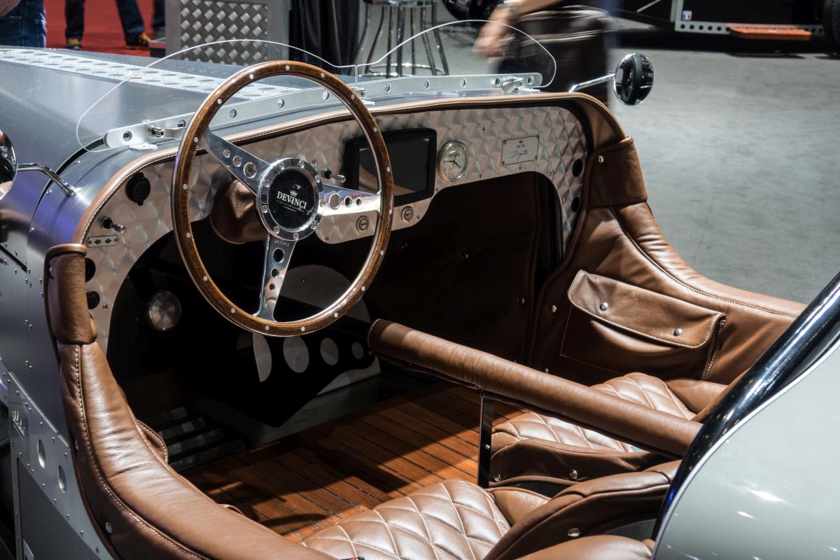 Die Firma Devinci produziert Autos im 1930ern Rennwagen-look, mit Elektroantrieb, hier ist die Interieur von Devinci Adele zu sehen. Autosalon Genf, 2019.