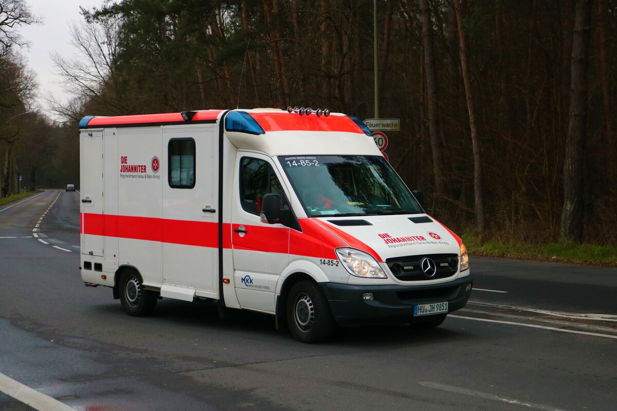 Die Johanniter Katastrophenschutz Mercedes Benz Sprinter RTW am 12.03.23 bei einer Evakuierung in Hanau