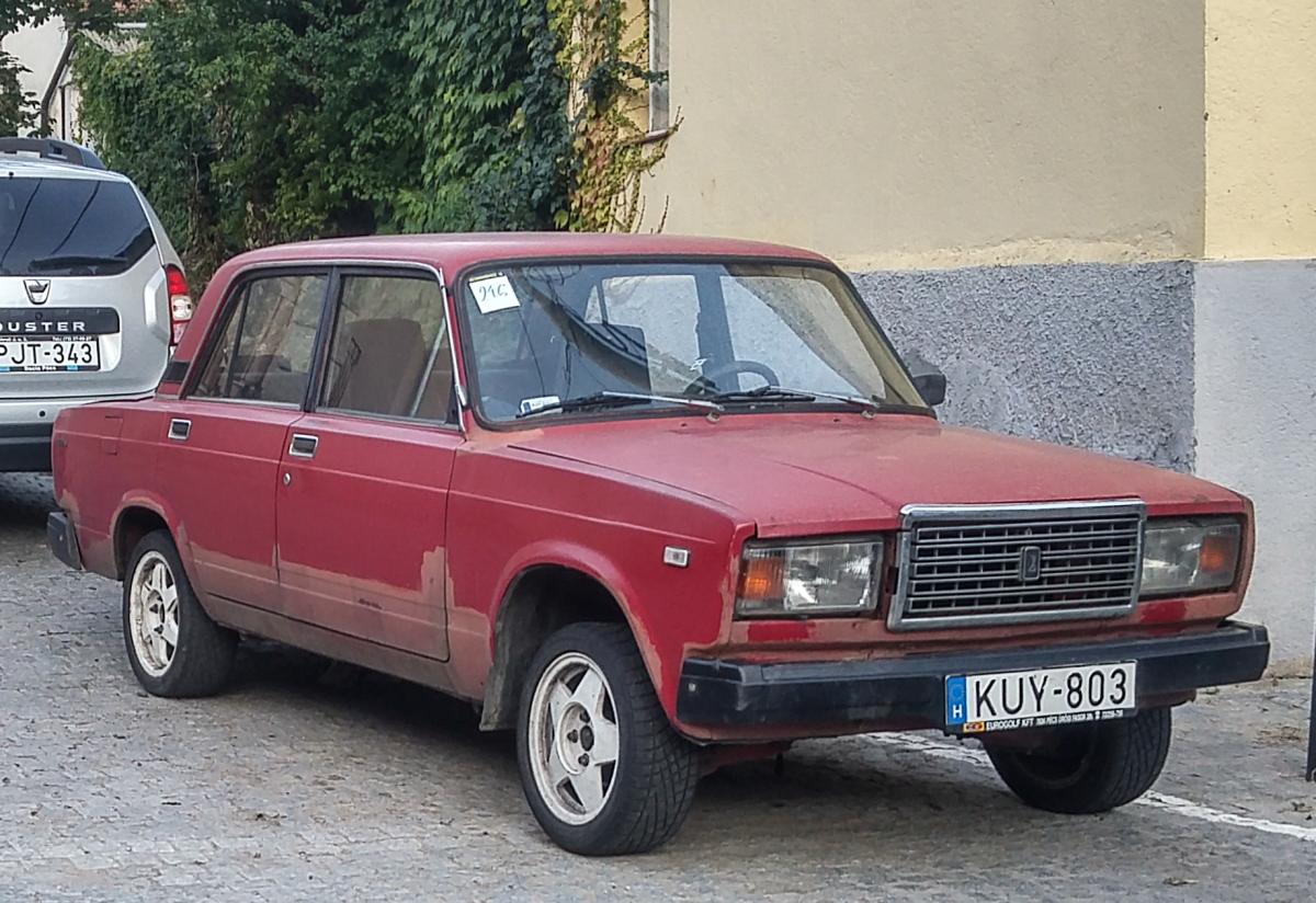 Die Karosserie dieser Lada 2105 wurde schon mal repariert. Foto: September, 2019 in Pécs (Ungarn).