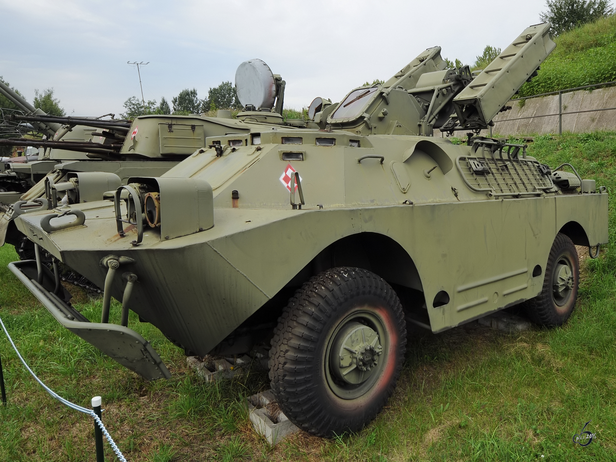Die leichte FlaRak-Selbstfahrlafette 9P31 BRDM-2 TEL mit dem Kurzstrecken-Flugabwehrsystem KSRK-BD 9K31 Strela-1 (SA-9 Gaskin) in der Zweigstelle Fort IX  Sadyba  des Armeemuseums Warschau. (August 2011)