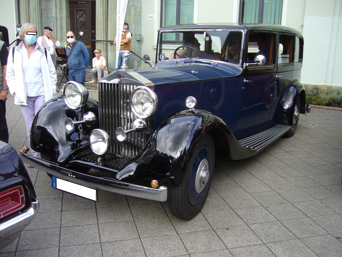 Die Modellpolitik von Rolls Royce, den Fahrzeugen aus der  großen  Serie eine  kleine  Ausführung zur Seite zu stellen, wurde von 1929 bis 1936 mit dem Modell 20/25 HP fortgeführt. Er war der kleine Bruder des  Phantom . Als Nachfolger des 20 HP war der 20/25 HP ein besonders erfolgreiches Modell mit, gegenüber dem früheren Typ, verbesserten Fahrwerten hinsichtlich Beschleunigung, Spitzengeschwindigkeit und deutlich besseren Verbrauchswerten. Mit der Leistungssteigerung boten sich den  Coachworkern  (Rolls-Royce lieferte stets nur Fahrgestelle mit Motor, die Karosserie wurde individuell nach Kundenwunsch gebaut) bessere Voraussetzungen für den Aufbau größerer Karosseriekörper. Der gezeigte Rolls Royce wurde 1935 von Park Ward in Willesden/Nord London aufgebaut. Die Karosserie hat einen Rahmen aus Eichenholz, das mit Aluminium beplankt ist. Mit einer Stückzahl knapp an der Grenze zu 4.000 Einheiten war der Rolls-Royce 20/25 HP der Bestseller aus der englischen Manufaktur in der Periode zwischen WW1 und WW2. Der Sechszylinderreihenmotor hat einen Hubraum von 3669 cm³ und leistet ca. 75 PS. Oldtimertreffen in Heiligenhaus am 12.09.2021.