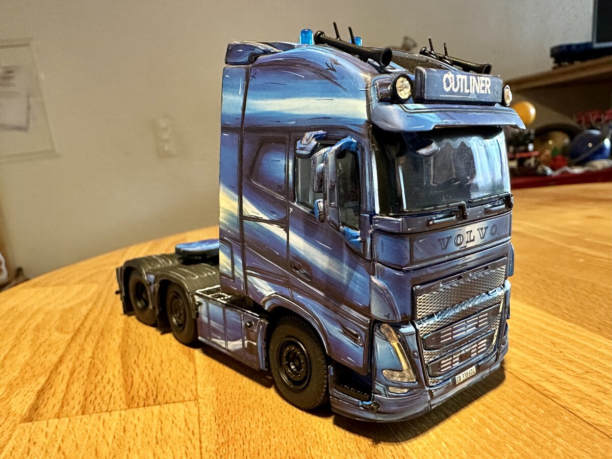 Die Outliner Volvo Zugmaschine von WSI Models, am 25.5.26.