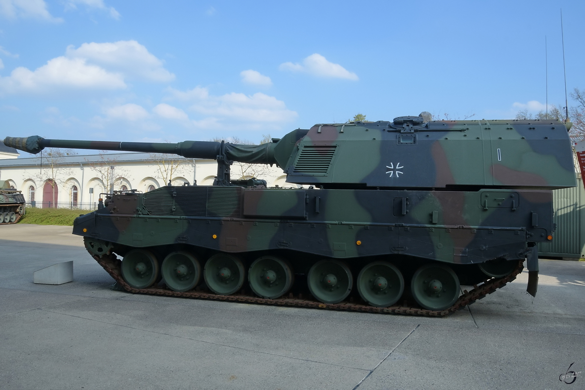 Die Panzerhaubitze 2000 im Militärhistorischen Museum der Bundeswehr. (Dresden, April 2017)