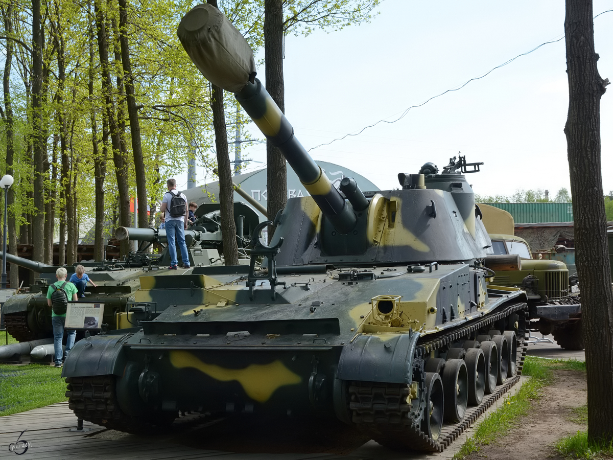 Die Panzerhaubitze 2S3 Akazija (Akazie, M1973) im Technikmuseum Vadim Zadorozhny (Moskau, Mai 2016)