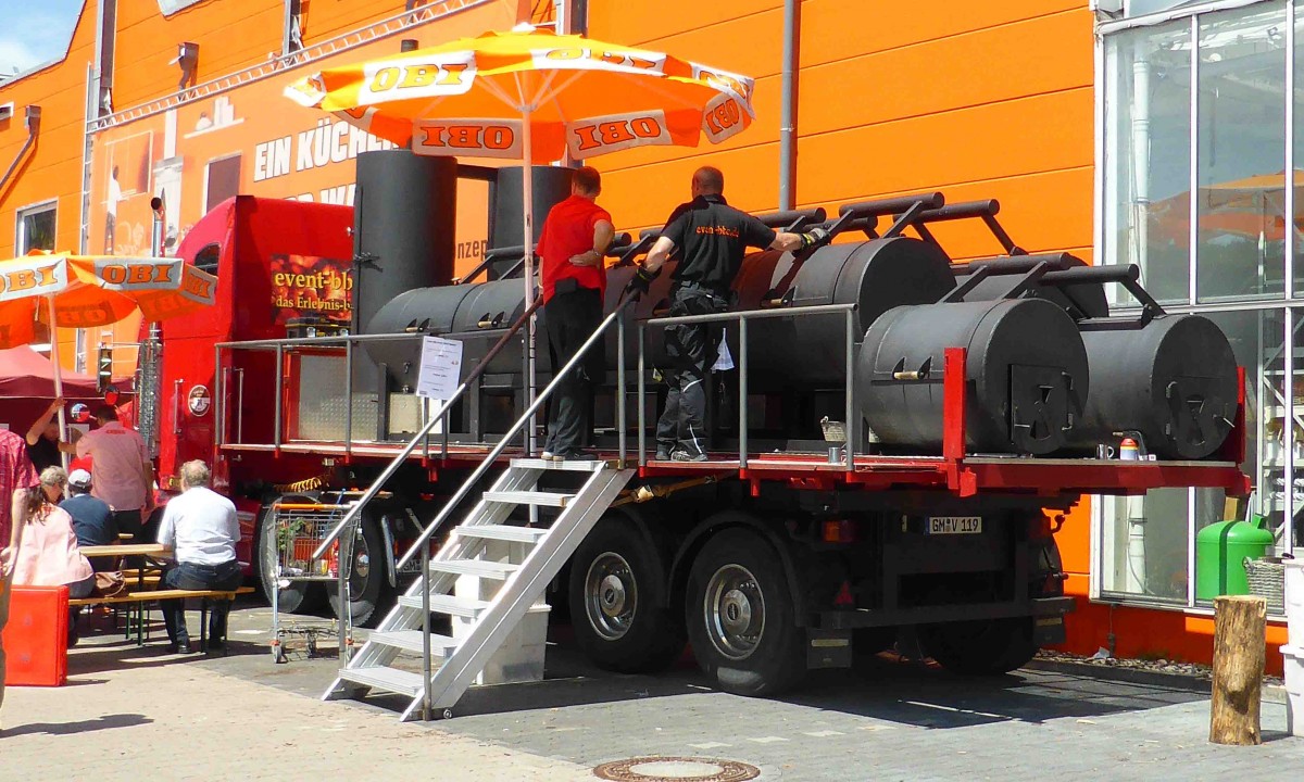 die rollende Grillstation von  event-bbq.de  auf dem Obi-Parkplatz in Idstein, Juni 2014