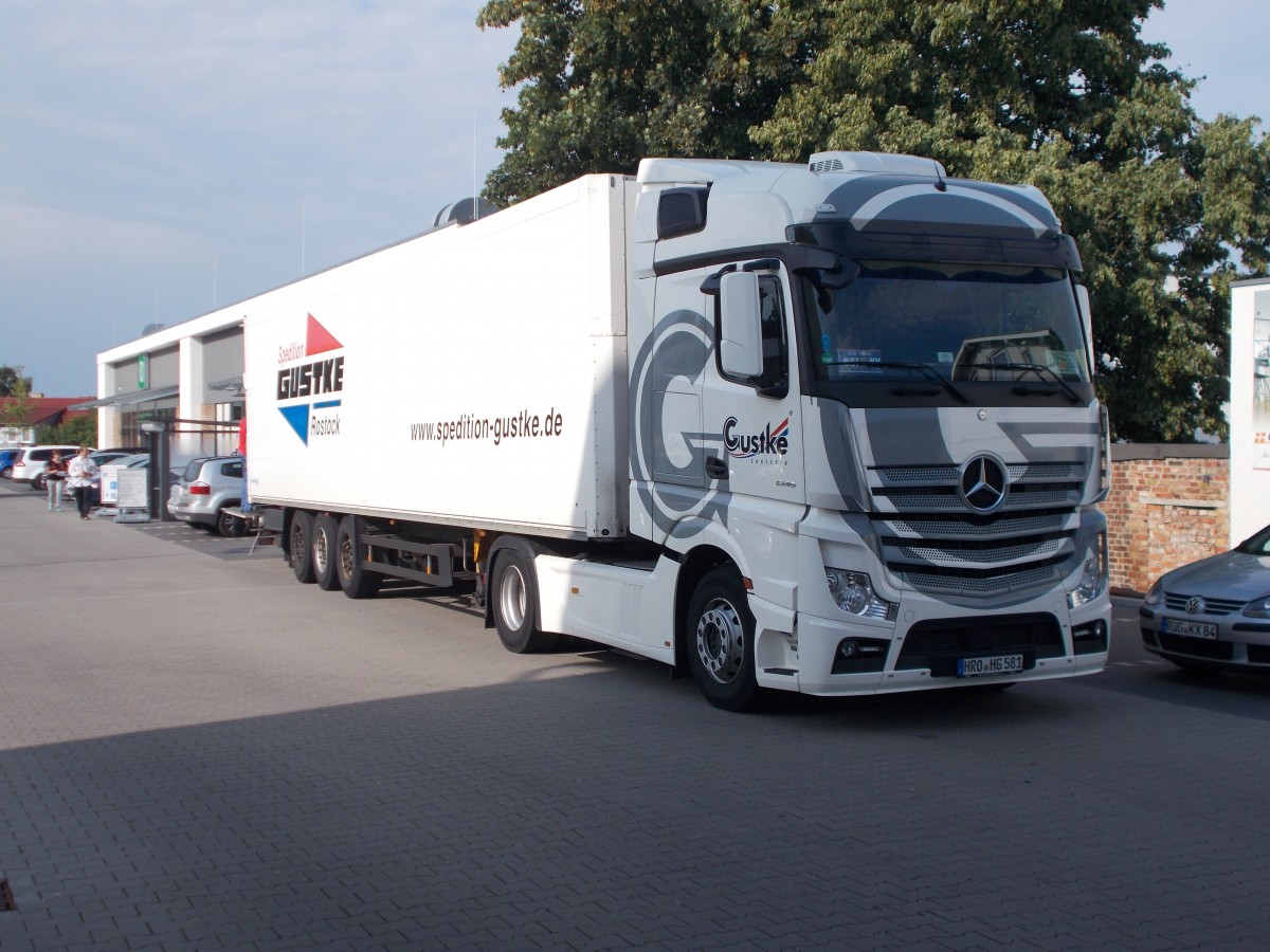 Die Rostocker Spedition Gustke belieferte,am 06.Juli 2015,mit ihren Mercedes Sattelzug einen Supermarkt in Bergen/Rügen.