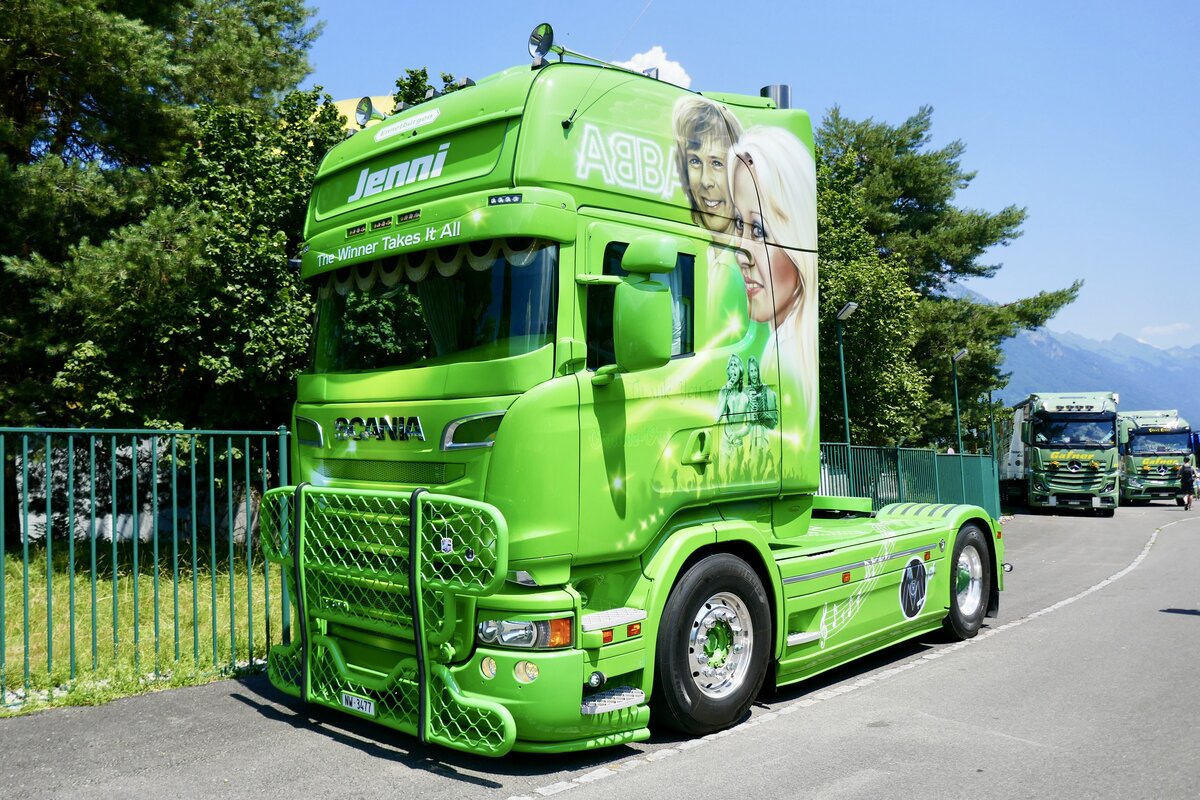 Die Scania Zugmaschine von Jenni mit dem ABBA Design am 27.6.26 beim Trucker Festival in Interlaken.