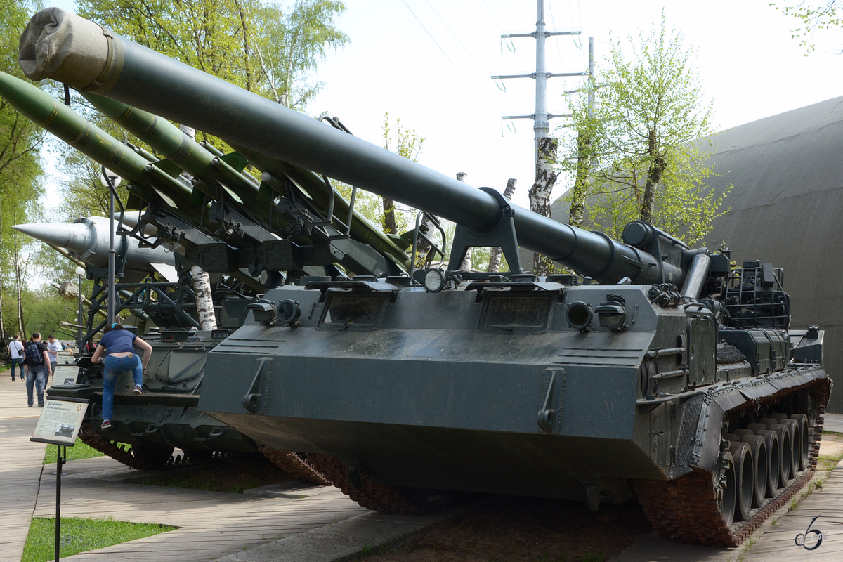 Die schwere Kanone auf Selbstfahrlafette 2S7 Pion (Pfingstrose, M-1975) im Technikmuseum Vadim Zadorozhny (Moskau, Mai 2016)