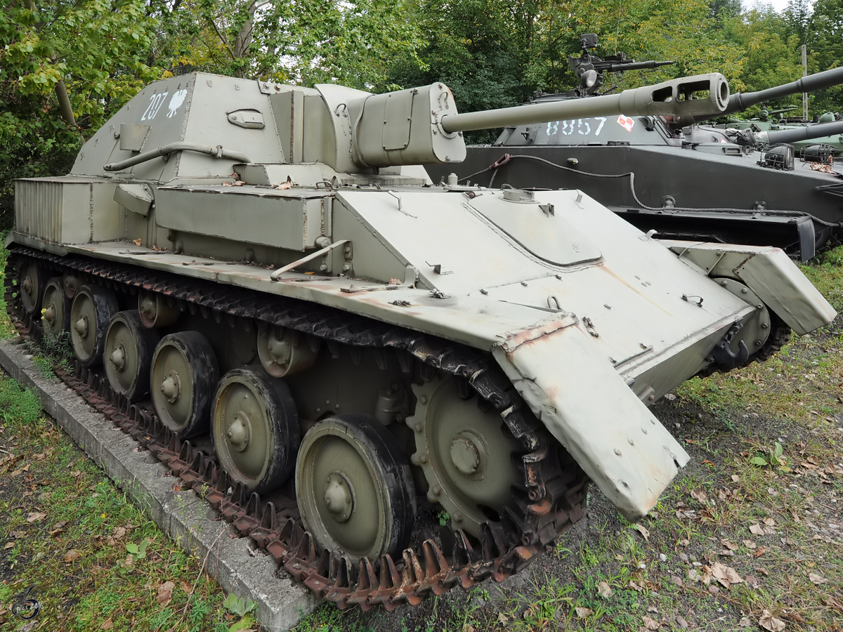 Die Selbstfahrlafette SU-76 in der Zweigstelle Fort IX  Sadyba  des Armeemuseums Warschau. (August 2011)