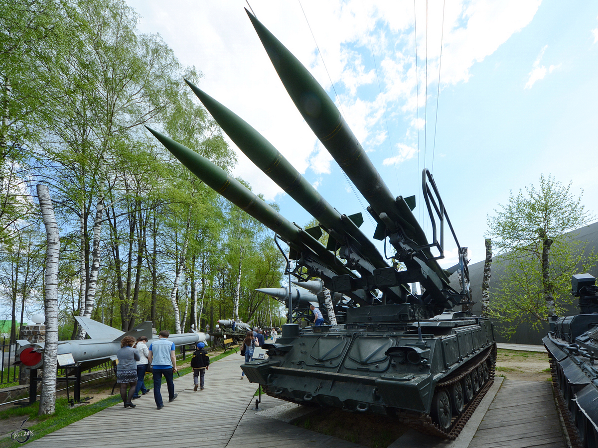 Die Startrampe 2P25 des Flugabwehrraketensystemes 2K12  Kub  (SA-6 Gainful) im Technikmuseum Vadim Zadorozhny (Moskau, Mai 2016)
