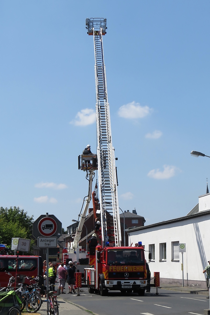 Die voll ausgefahrene 30-m-Drehleiter der Freiwilligen Feuerwehr St. Tönis beim Feuerwehrfest am 14.7.18