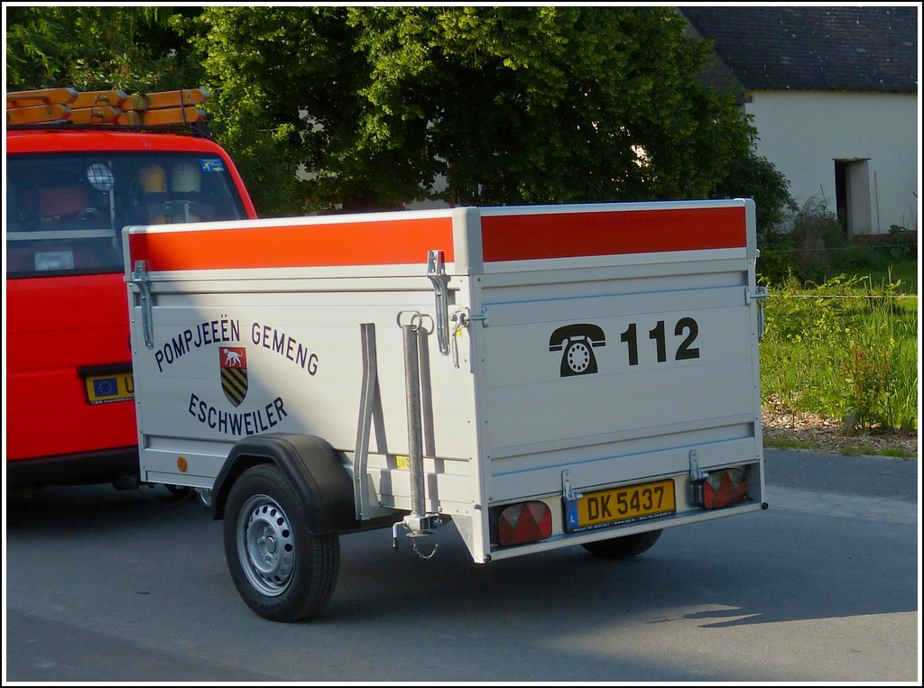 Die Wehren von kleineren Ortschaften haben einen Hnger zum  Materialtransport, um ihre Fahrzeuge nicht zu berladen. Hier der Hnger von der Feuerwehr der Gemeinde Eschweiler / Wiltz, gesehen am 06.07.2013