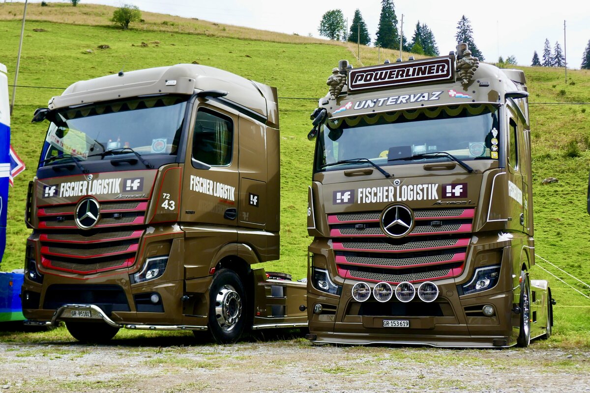 Die zwei MB Actros L Zugmaschinen von Fischer Logistik am 29.8.26 beim Diemtigtaler Truck Treff.
