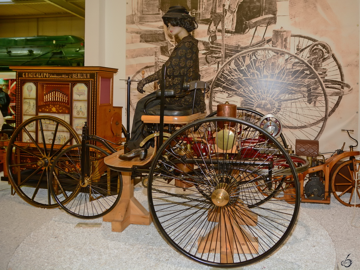 Dies ist ein originalgetreuer, voll funktionsfähiger Nachbau des berühmten Benz Motorwagens Nr. 1 von 1886. (Auto- und Technikmuseum Sinsheim, Dezember 2014) 