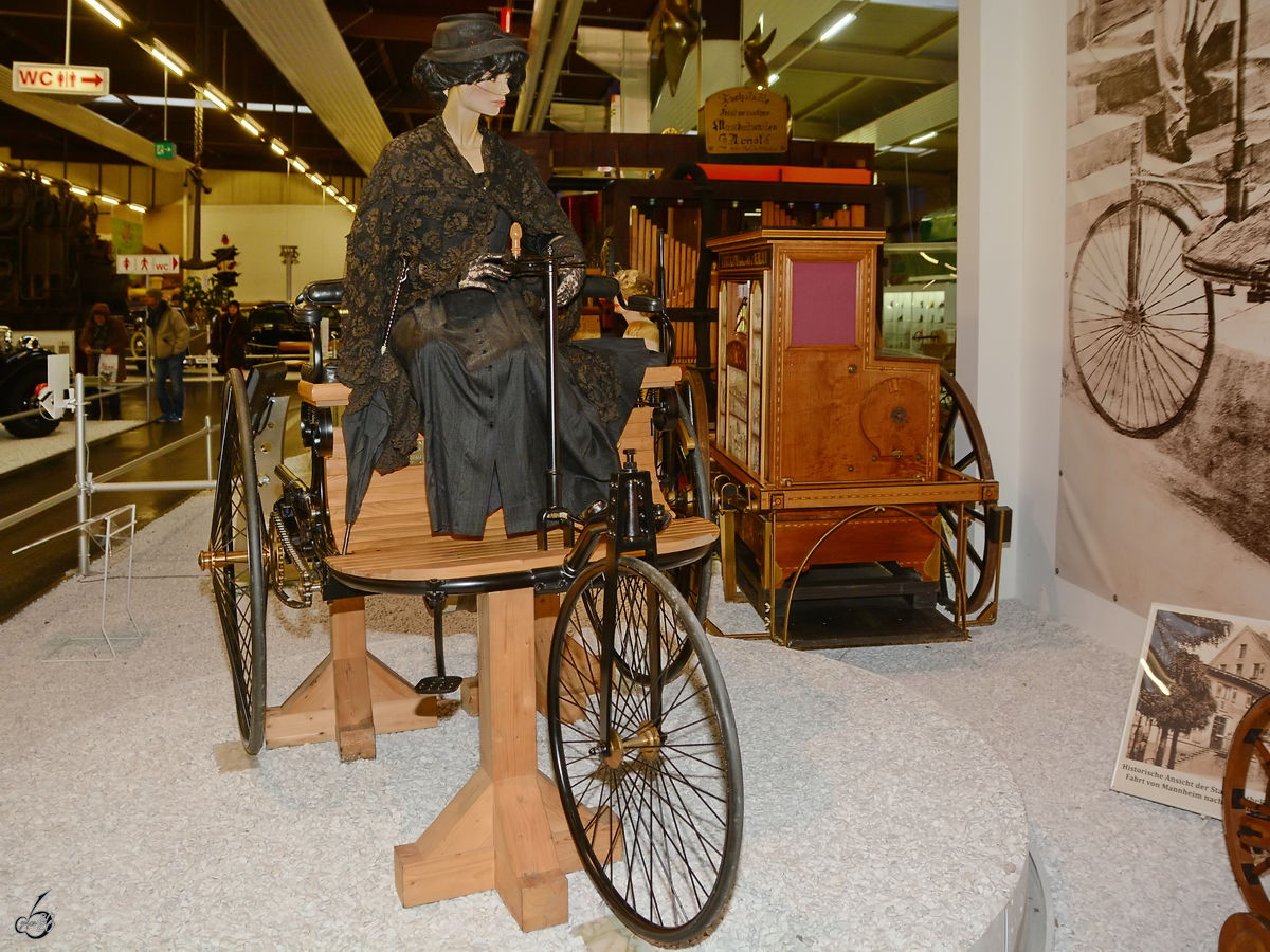 Dies ist ein originalgetreuer, voll funktionsfähiger Nachbau des berühmten Benz Motorwagens Nr. 1 von 1886. (Auto- und Technikmuseum Sinsheim, Dezember 2014)