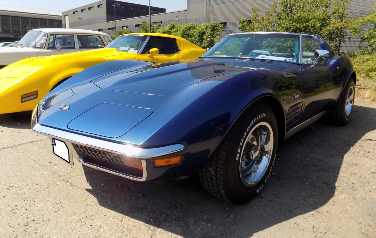 Diese Corvette C3 im Farbton bryar blue hat eine interessante Geschichte: Die  Vette  wurde erstmalig am 21.04.1972 auf einen Offizier der US-Navy im Bundesstaat Alabama zugelassen. Die Corvette blieb 15 Jahre in seinem Besitz und zog bei seinen Versetzungen nach Florida und nach Hawaii, stets mit um. Die n�chsten Besitzer lie�en das Auto auch in den US-Bundesstaaten Illinois, Missouri, Mississippi und nochmals in Alabama auf die Stra�e. Im Jahr 2018 fand die C3 den Weg auf deutsche Stra�en. Unter der langen Motorhaube verrichtet ein V8-Motor mit einem Hubraum von 350 cui (5735 cm�) und einer Leistung von 200 PS seinen Dienst. Die Motorkraft wird mittels eines Dreigang-Automaticgetriebes an die Hinterachse weiter gegeben. 18. Oldtimerfestival an der  Alten Dreherei  in M�lheim an der Ruhr am 20.06.2026.