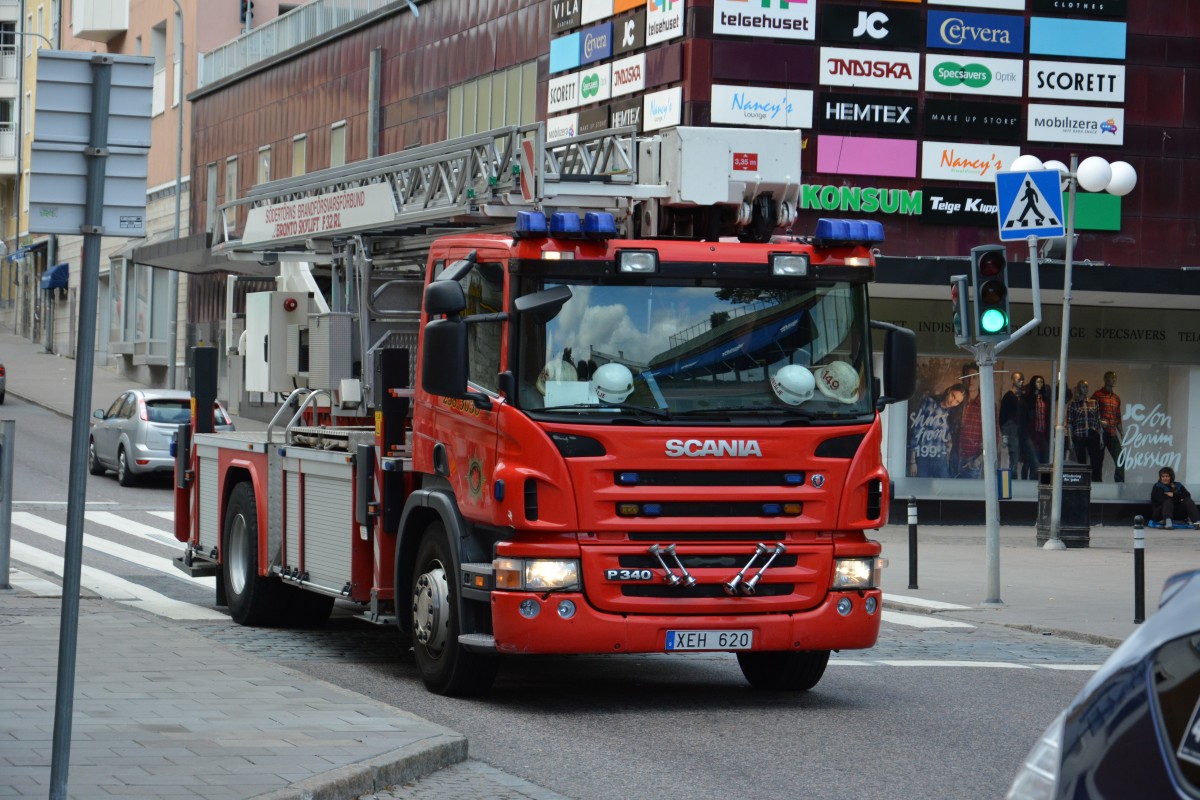 Diese Feuerwehr (Typ Scania P340) mit dem Kennzeichen XEH 620 wurde gesehen am 13.09.2014 in der Innenstadt von Södertälje.