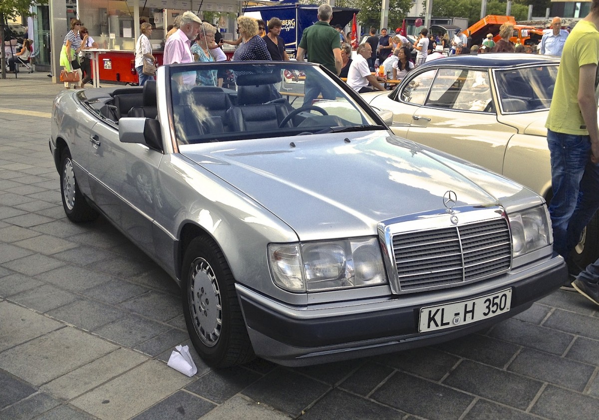 Diesen Mercedes-Benz W124 300CE-24 Cabrio habe ich am 17. August auf den  Kaiserslautern Classics  am Stiftsplatz aufgenommen.